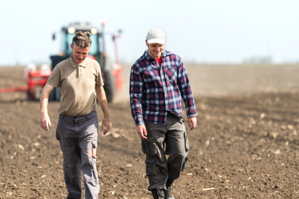Hebron Costa Cruz de Oliveira mostra como a tradição agropecuária consolida valores familiares e profissionais.