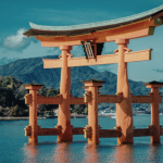 Alberto Toshio Murakami apresenta Miyajima com dicas essenciais sobre o que visitar, a melhor época para ir e como aproveitar ao máximo esse destino icônico do Japão.