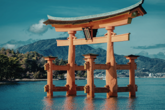 Alberto Toshio Murakami apresenta Miyajima com dicas essenciais sobre o que visitar, a melhor época para ir e como aproveitar ao máximo esse destino icônico do Japão.