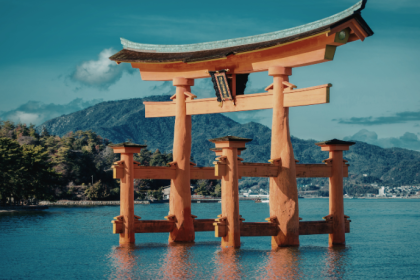 Alberto Toshio Murakami apresenta Miyajima com dicas essenciais sobre o que visitar, a melhor época para ir e como aproveitar ao máximo esse destino icônico do Japão.