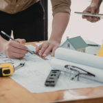 Valderci Malagosini Machado aborda os principais desafios do planejamento e da gestão de obras residenciais, destacando estratégias modernas para maior eficiência no setor.