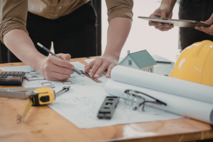 Valderci Malagosini Machado aborda os principais desafios do planejamento e da gestão de obras residenciais, destacando estratégias modernas para maior eficiência no setor.