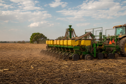 Máquina agrícola realizando plantio de soja em área rural de Mato Grosso, sem textos ou placas visíveis.