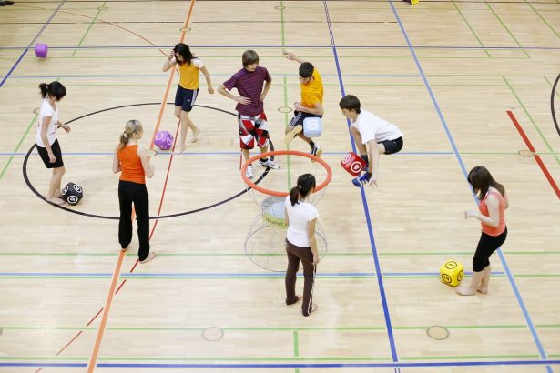 Estudantes participam de uma atividade esportiva em um ginásio escolar.